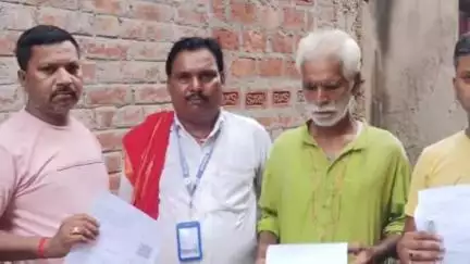 डेहरी: डेहरी विधानसभा में विशेष गहन पुनरीक्षण अभियान जारी, घर-घर बांटे जा रहे गणना प्रपत्र