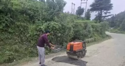 गुमदेश:अधिशासी अभियंता के निर्देश पर लोक निर्माण विभाग लोहाघाट ने रोसाल सड़क में हुए गढ़ों में किया पेच वर्क।