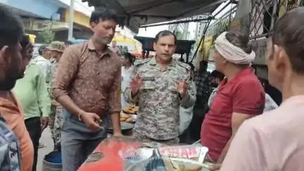 मथुरा: नगर निगम ने गुरु पूर्णिमा के अवसर पर शहर के विभिन्न क्षेत्रों में चलाया अतिक्रमण अभियान, गोवर्धन चौराहे पर कांटे चालान