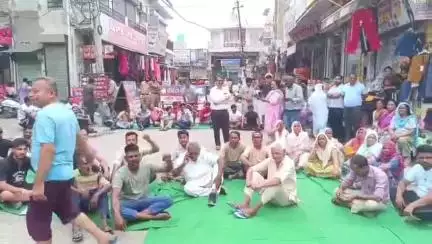 ਮਾਨਸਾ: ਮਾਨਸਾ ਸ਼ਹਿਰ ਦੇ ਵੀਰ ਨਗਰ ਮੁਹੱਲੇ ਤੇ ਸੀਵਰੇਜ ਦੇ ਗੰਦੇ ਪਾਣੀ ਖੜੇ ਹੋਣ ਤੋਂ ਬਾਅਦ ਮਹੱਲਾ ਨਿਵਾਸੀਆਂ ਨੇ ਰੇਲਵੇ ਫਾਟਕ ਜਾਮ