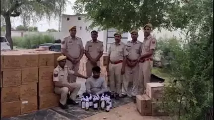 सरदारशहर: भानीपुरा पुलिस थाना के सामने पुलिस ने अवैध शराब से भरे कंटेनर सहित एक अंतर्राज्यीय तस्कर को किया गिरफ्तार