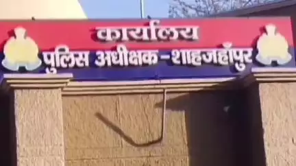 शाहजहांपुर: शाहजहांपुर में युवक ने जेसीबी मशीन लेकर जमीन पर अवैध कब्जा करने का आरोप लगाया, थाने में दी तहरीर