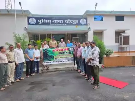 अलीराजपुर: चांदपुर में वृक्षारोपण कार्यक्रम में एसपी राजेश व्यास ने पर्यावरण संरक्षण का संकल्प लिया, जनभागीदारी का आव्हान किया
