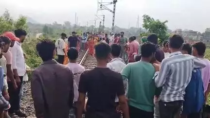 कोडरमा: कोडरमा टाउन स्टेशन के पास मालगाड़ी की चपेट में आने से एक युवक की मौत