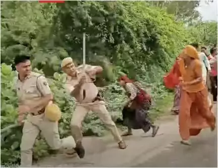 ರಾಜಸ್ಥಾನದಲ್ಲಿ ಶವದೊಂದಿಗೆ ಪ್ರತಿಭಟನೆ ನಡೆಸುತ್ತಿದ್ದ ಗ್ರಾಮೀಣ ಮಹಿಳೆಯರಿಂದ ಪೊಲೀಸರ ಮೇಲೆ ಹಲ್ಲೆ, ವಿಡಿಯೋ ಬೆಳಕಿಗೆ