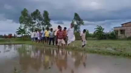 হিলি: হিলির বিনশিরা এলাকায় ধুতি গেঞ্জি পরে মাথায় গামছা বেঁধে সাবমার্সিবলের শুভ উদ্ধোধন করলেন বিধায়ক অশোক লাহিড়ী
