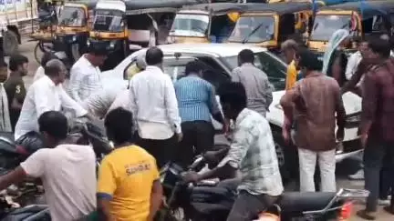 हटा: हटा बस स्टैंड पर कार से टकराया बाइक चालक, मामूली रूप से घायल, लोगों ने की मदद