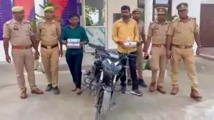 इटावा: चौबिया पुलिस ने दो शातिर लुटेरों को लूट की योजना बनाते हुए दबोचा, तमंचा और कारतूस के साथ मोटरसाइकिल बरामद