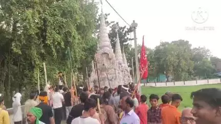 चेनारी: चेनारी नगर पंचायत में कड़ी सुरक्षा और आस्था के बीच निकला ताजिया जुलूस