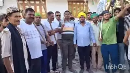 गोपालगंज: भीतभेरवा गांव में ताजिया जुलूस का जिला परिषद अध्यक्ष ने किया स्वागत, लोगों को मिठाई खिलाई