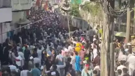 मिर्ज़ापुर: नगर के इमामबाड़ा के कर्बला में ताजिए को दफन किया गया, लाखों की तादाद, सुरक्षा के कड़े प्रबंध