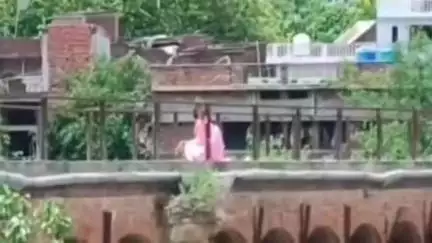 कसिया: भैसहा हेतिमपुर छोटी गण्डक नदी पर आत्महत्या करने गई युवती को कुशीनगर पुलिस ने बचाया
