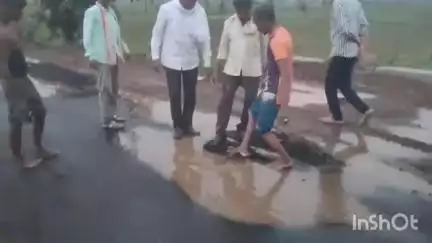 खकनार: लाखों की लागत से बना आमूला खुर्द-परेठा रोड पहली बारिश में ढही, घटिया निर्माण से हाथ से उखड़ रही सड़क!