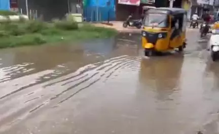 కామారెడ్డి: పట్టణంలోని అశోక్ నగర్ కాలనీ చెరువుల కనిపించడంతో ఇబ్బందులకు గురవుతున్న ప్రజలు
