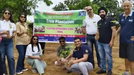 बेंगाबाद: सलूजा गोल्ड बनहत्ती में रोटरी गिरिडीह ने 200 पौधे लगाकर पर्यावरण संरक्षण का संदेश दिया