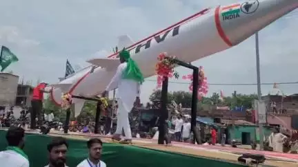 कोडरमा: झुमरी तिलैया में मुहर्रम जुलूस में अखाड़ा कमेटियों ने राफेल, मिसाइल और रडार से लोगों को किया आकर्षित