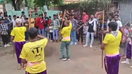 মুর্শিদাবাদ জিয়াগঞ্জ: মহরম উপলক্ষে ঐতিহ্যবাহী লাঠি খেলা ও মাতমে মুখর জিয়াগঞ্জ