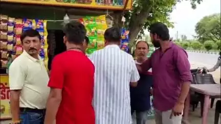 मुज़फ्फरनगर: कावड़ यात्रा मार्ग नेम प्लेट प्रकरण में ढाबों पर अवैध चेकिंग करने वालों के खिलाफ कार्रवाई, 17 हिंदू नेताओं को थमाए नोटिस