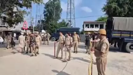 पीलीभीत: खमरिया पुल पर सैकड़ों पुलिस कर्मियों की सुरक्षा में संपन्न हुआ ताजियों का जुलूस, भाजपा विधायक के आश्रम पर तैनात पुलिस
