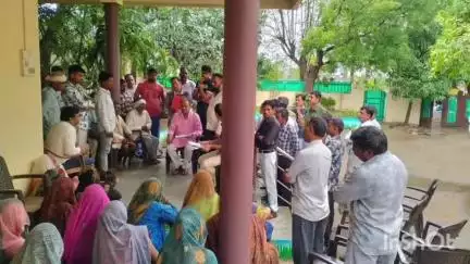 प्रतापगढ़: राजस्व मंत्री हेमंत मीणा ने अम्बामाता में निवासजनसुनवाई में सुनी जनसमस्याएं, अधिकारियों को दिए त्वरित निराकरण के निर्देश