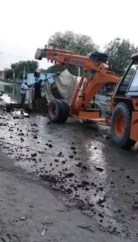 रामपुरा में पावटा से नारहेडा रोड पर पलटा उपलों से भरा ट्रैक्टर ट्रॉली, बड़ा हादसा टला