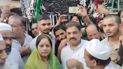 मुरादाबाद: मुगलपुरा थाना क्षेत्र में जनप्रतिनिधि, जिलाधिकारी और वरिष्ठ पुलिस अधीक्षक ने कंबल के तजिए को रवाना किया