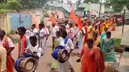 ఆషాడమాసం పురస్కరించుకుని దెందులూరు శ్రీకనకదుర్గమ్మకు రామదండు ఆధ్వర్యంలో సారె సమర్పణ
