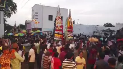 ఉరవకొండ: ఉరవకొండ : వజ్రకరూర్ లో  భక్తజన సందోహం మధ్య జలధికి తరలిన పీర్ల స్వాములు