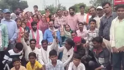 गुण्डरदेही: बीजाभाटा के ग्रामीणों ने शिक्षिका हटाने को लेकर किया चक्का जाम, विधायक ने विवादित शिक्षिका और BEO के निलंबन की मांग की