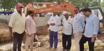 మేడ్చల్: అల్విన్ కాలనీలో ఎల్లమ్మ చెరువు వద్ద మురుగునీరు సమస్యపై ఆరా తీసిన కార్పొరేటర్ దొడ్ల వెంకటేష్ గౌడ్