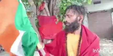 खुसरूपुर: गाजीपुर से एक युवक दादी की मन्नत पूरी करने तिरंगा लेकर पैदल देवघर बाबा धाम पहुंचा