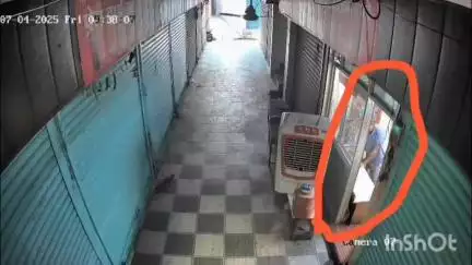 मुज़फ्फरनगर: सर्राफा बाजार में सोने के आभूषण की दुकान पर काम करने वाला युवक 45 ग्राम सोना लेकर फरार, CCTV वीडियो हो रहा वायरल