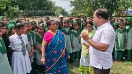सारठ: KGA स्कूल सारठ की छात्राओं का प्रदर्शन, वार्डन के रवैये पर CO, बीपीओ व पुलिस ने लगाई फटकार