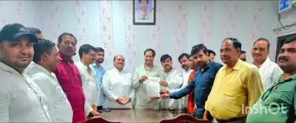 संडीला: कछौना में प्राथमिक शिक्षक संघ ने एमएलसी को उनके आवास पर विद्यालय मर्जर प्रक्रिया के विरोध में ज्ञापन दिया