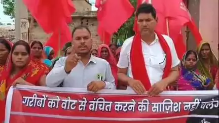 डंडारी: बिशनपुर ग्राम में भाकपा कार्यकर्ताओं द्वारा मतदाता बचाओ लोकतंत्र बचाओ जन अभियान के तहत जुलूस निकाला गया