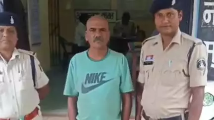 चांपा: बम्हनीडीह पुलिस ने धान मंडी के पास महुआ शराब की अवैध बिक्री करने वाले आरोपी को किया गिरफ्तार, 7 लीटर महुआ शराब जब्त