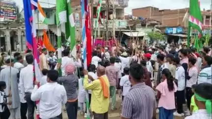 जमुआ: मुहर्रम के अवसर पर जमुआ चौक में पारंपरिक अखाड़ा निकाला गया, युवाओं ने दिखाया जोश और हुनर