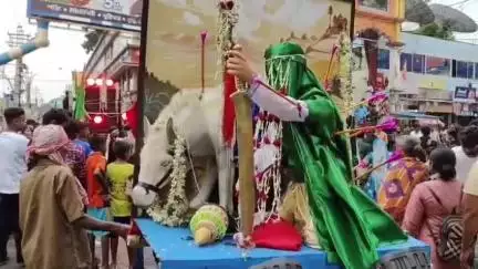 বহরমপুর: তাজিয়া সাজিয়ে,বুকের রক্ত দিয়ে ধর্মীয় উৎসবের শোক জ্ঞাপন বহরমপুরের রাজপথে