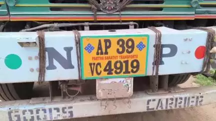 వైరా: వైరా పాత బస్టాండ్ వద్ద టూ వీలర్ ను ఢీ కొట్టిన లారీ ఒక వ్యక్తికి గాయాలు