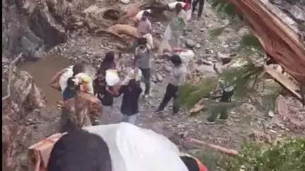 हमीरपुर: थुनाग के बाढ़ प्रभावित क्षेत्र में एनएसयूआई के कार्यकर्ताओं ने राशन पहुंचाया, स्थानीय लोगों ने छात्रों का जताया आभार