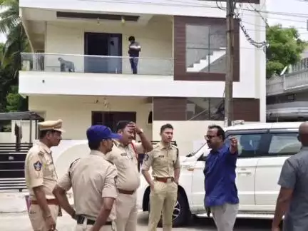 కాకినాడలోని సెల్లులు స్పా సెంటర్లో పోలీసుల దాడులు
