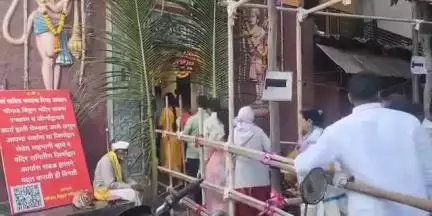उत्तर सोलापूर: सोलापुरात चौपाड विठ्ठल मंदिरात आषाढी एकादशी निमित्ताने भाविकांची अलोट गर्दी...