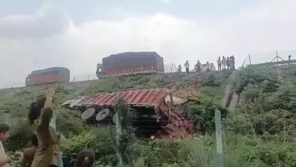 तिर्वा: बस्ता के सामने एक्सप्रेस वे पर खड़े कंटेनर में ट्रक ने मारी टक्कर, रिफाइंड लोड कंटेनर पलटा, चालक भागे