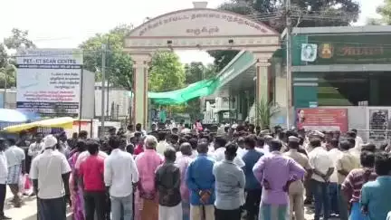காஞ்சிபுரம்: காஞ்சிபுரம் அரசு தலைமை மருத்துவமனை முன்பு விசிக கட்சியினர் சாலை மறியல் போராட்டத்தில் ஈடுபட்டனர்