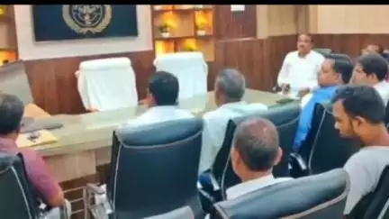 निचलौल: सिसवा नगरपालिका परिषद में वृक्षारोपण अभियान को लेकर रविवार को हुई महत्वपूर्ण बैठक