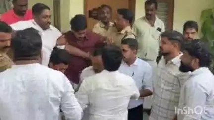 അടൂര്‍: മന്ത്രിക്കെതിരെ പ്രതിഷേധിച്ച യൂത്ത് കോൺഗ്രസ് ജില്ലാ സെക്രട്ടറിയെ കൊടുമണിലെ വീട്ടിൽ നിന്ന് അറസ്റ്റ് ചെയ്തു