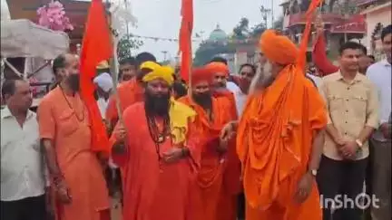 उज्जैन शहर: गो सेवाकुंज आश्रम में ब्रह्मलीन स्वामी शीतलाई नाथ महाराज की मूर्ति स्थापना पर रामघाट से निकली शोभायात्रा