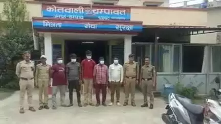 चम्पावत: चंपावत बाजार में आपस में लड़ाई करने वाले 5 व्यक्तियों के खिलाफ पुलिस ने की चालान की कार्रवाई