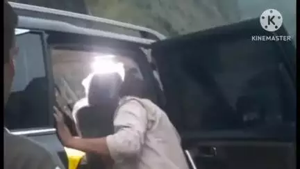 टिहरी: ऑपरेशन लगाम के तहत टिहरी पुलिस ने स्कॉर्पियो गाड़ी के शीशे पर काली फिल्म चढ़े होने पर किया चालान, उतारी फिल्म
