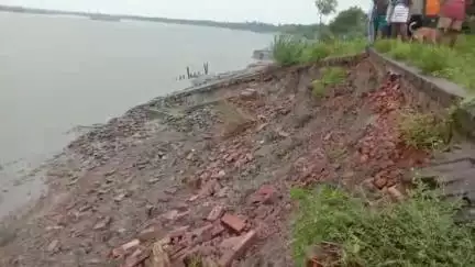 হিঙ্গলগঞ্জ: স্যান্ডেলের বিল এলাকায় নদী বাঁধে ধস, পরিদর্শনে গেলেন প্রধান সহ জনপ্রতিনিধিরা